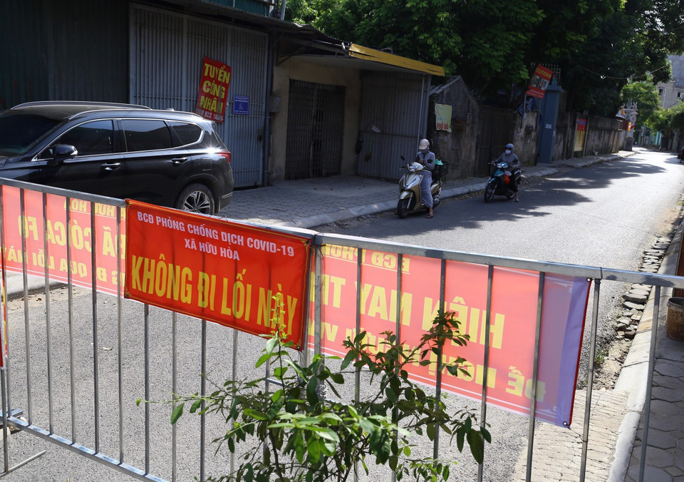 Rào chắn xã Hữu Hòa (Thanh Trì) nhằm hạn người dân di chuyển khi không cần thiết để phòng, chống dịch. (Ảnh: Hoàng Hiếu/TTXVN)