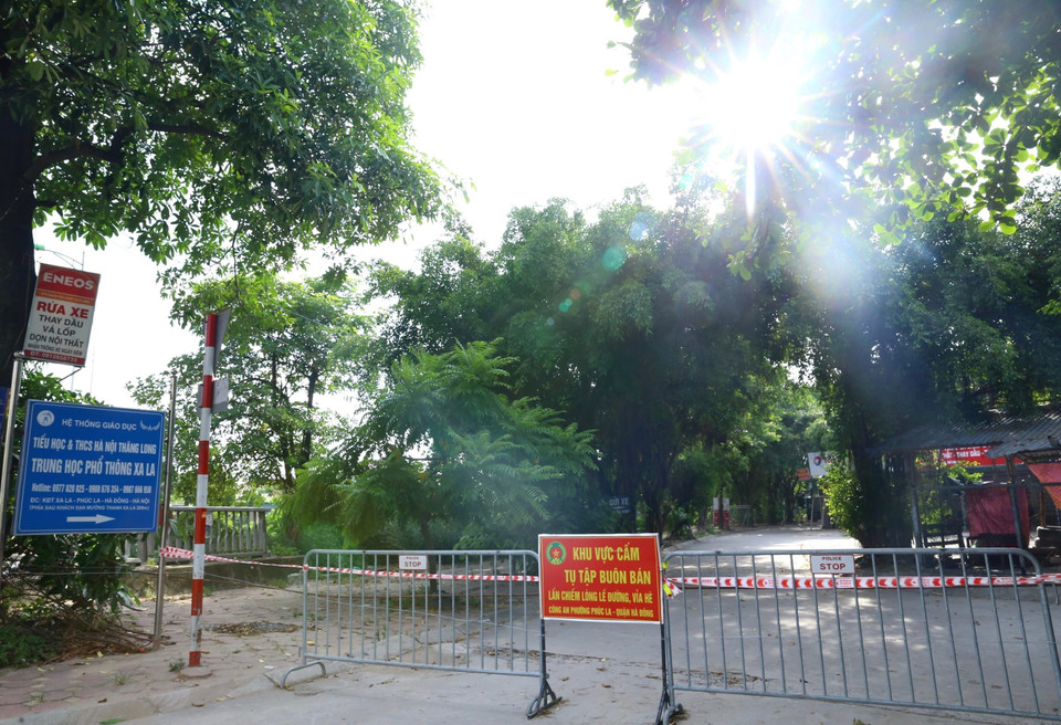  Một hàng rào trên đường Phúc La (Kiến Hưng, Hà Đông).(Ảnh: Hoàng Hiếu/TTXVN)