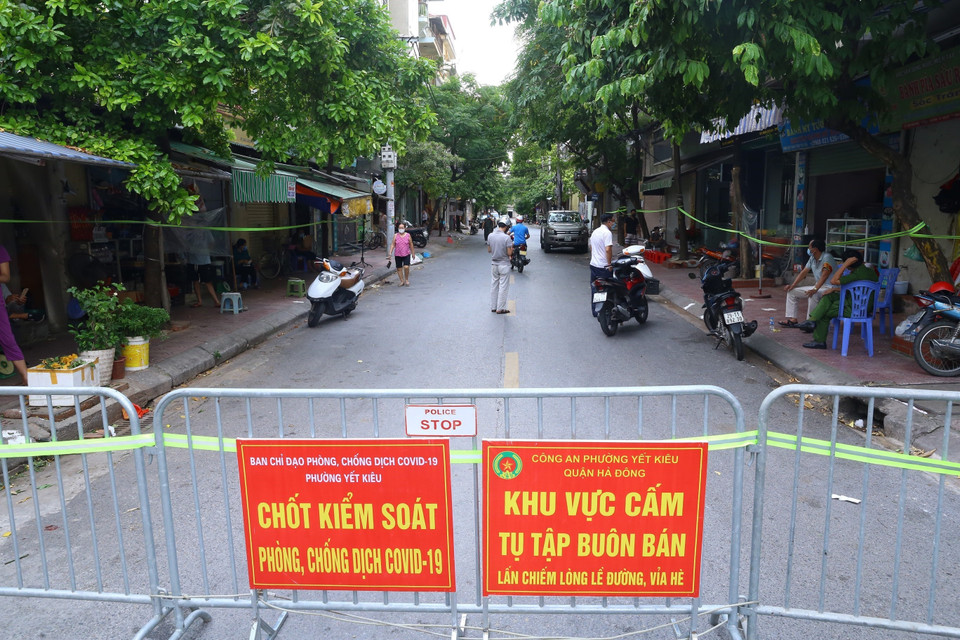 Chốt chặn cứng thuộc địa bàn phường Yết Kiêu (Hà Đông) nhằm đảm bảo thực hiện tốt giãn cách xã hội. (Ảnh: Hoàng Hiếu/TTXVN)