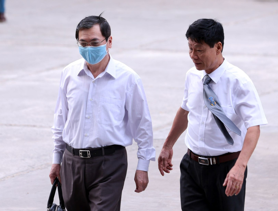 Bị cáo Vũ Huy Hoàng (bên trái, cựu Bộ trưởng Bộ Công Thương) đến tòa. (Ảnh: Phạm Kiên/TTXVN)