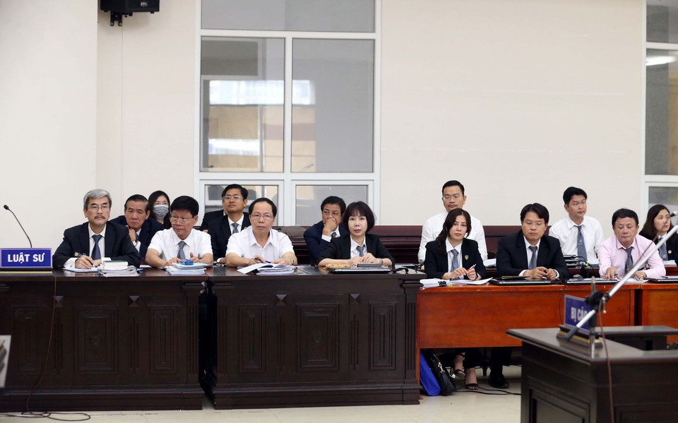 Các luật sư tham gia bào chữa cho các bị cáo tại phiên tòa. (Ảnh: Phạm Kiên/TTXVN)