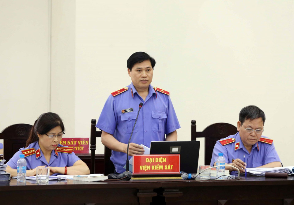 Đại viện Viện Kiểm sát đọc bản cáo trạng các bị cáo tại phiên tòa. (Ảnh: Phạm Kiên/TTXVN)