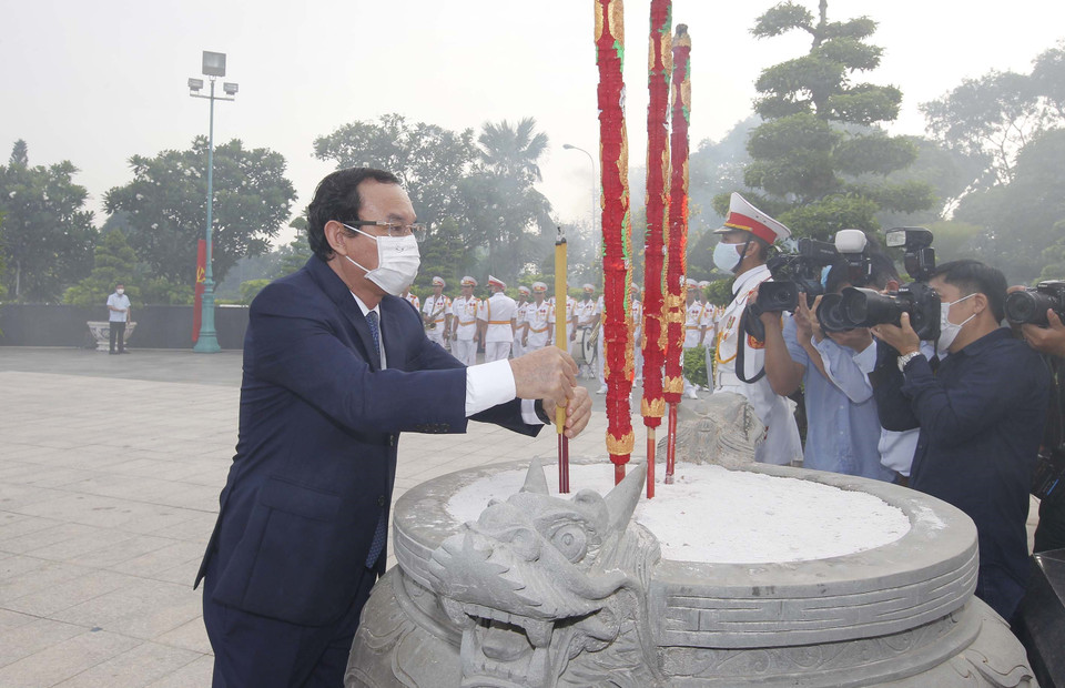 Bí thư Thành ủy Thành phố Hồ Chí Minh Nguyễn Văn Nên dâng hương các mẹ Việt Nam Anh hùng, các Anh hùng liệt sỹ tại Nghĩa trang Liệt sỹ thành phố (Đồi không tên, thành phố Thủ Đức). (Ảnh: Thanh Vũ/TTXVN)