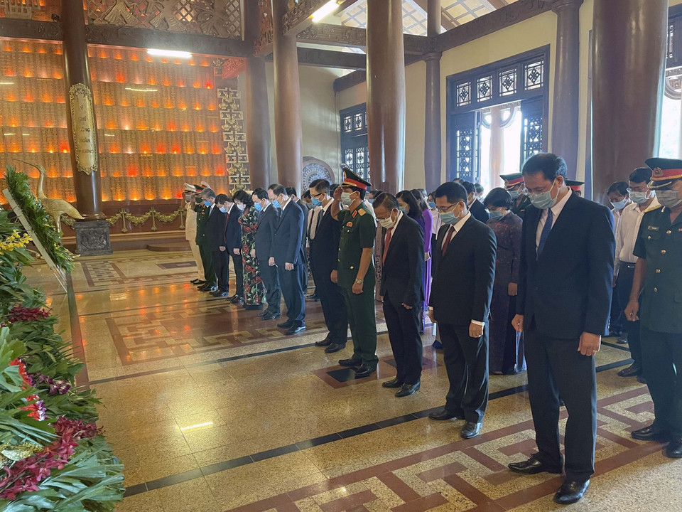  Phó Bí thư Thường trực Thành ủy Thành phố Hồ Chí Minh Trần Lưu Quang cùng các đại biểu dành một phút mặc niệm tưởng nhớ các Mẹ Việt Nam Anh hùng, các Anh hùng liệt sỹ tại Đền Tưởng niệm Liệt sỹ Bến Dược (huyện Củ Chi). (Ảnh: Thanh Vũ/TTXVN)