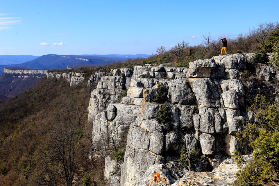 Núi Burunchak được bao quanh bởi những vách đá dựng đứng và hệ thống hang động nhiều tầng lớp bên trong, là điểm du lịch cuốn hút du khách. (Ảnh: Duy Trinh/TTXVN)