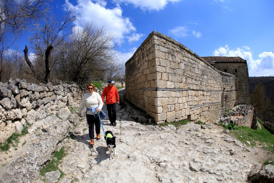 Chufut-Kale gồm hai pháo đài liên hoàn với nhau bằng những lối đi nhỏ trên mặt đất và hang động nhiều tầng bên dưới. (Ảnh: Trần Hiếu/TTXVN)