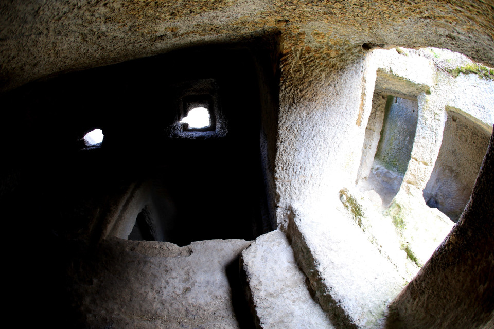 Hệ thống hang động nhiều tầng lớp tạo nên sự bí ẩn của pháo đài Chufut-Kale. (Ảnh: Trần Hiếu/TTXVN)