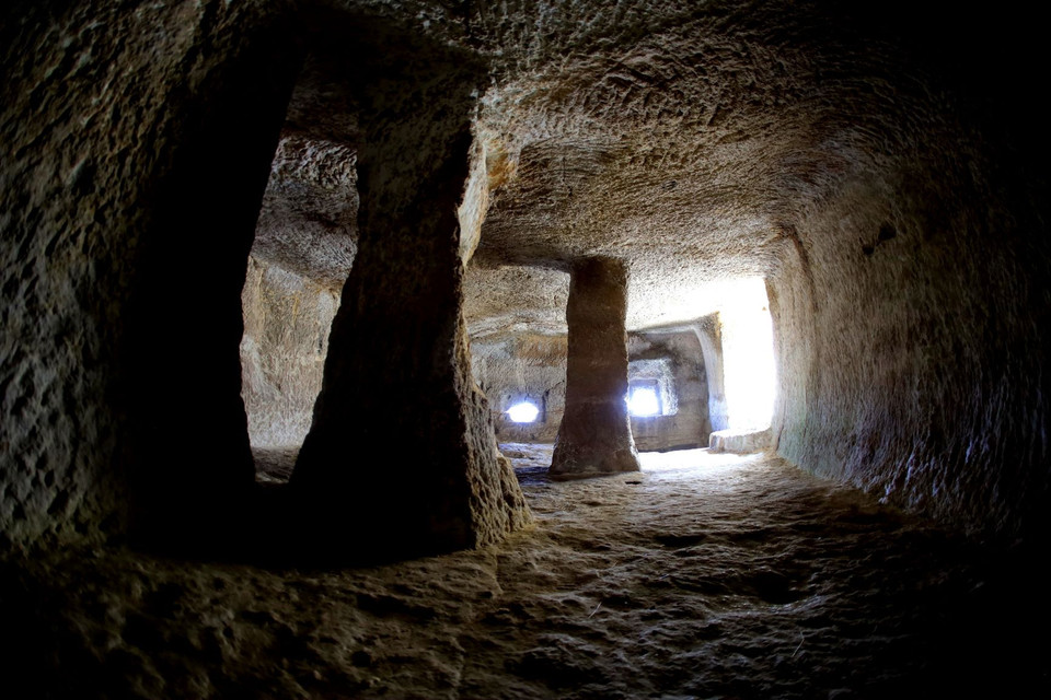  Những hang động lớn bên trong pháo đài Chufut-Kale được sử dụng làm nơi ở của các gia đình người Karaites. (Ảnh: Trần Hiếu/TTXVN)