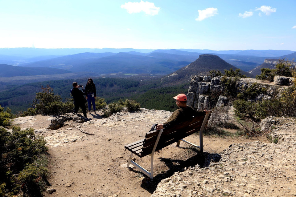 Từ trên núi Burunchak, du khách có thể phóng tầm mắt quan sát một vùng rộng lớn của bán đảo Crimea. (Ảnh: Duy Trinh/TTXVN)