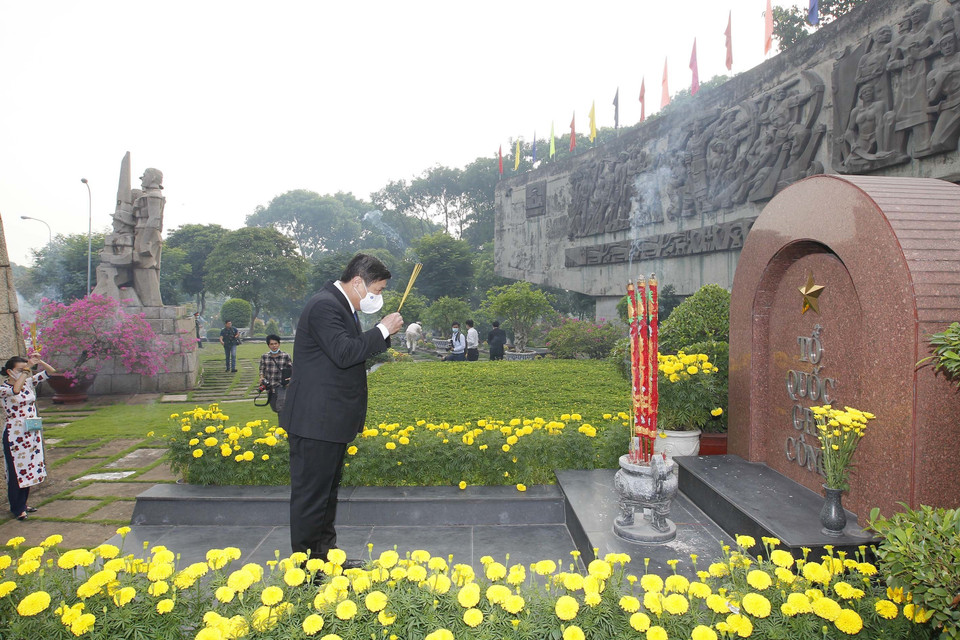 Chủ tịch UBND Thành phố Hồ Chí Minh Nguyễn Thành Phong thắp hương tại các phần mộ Mẹ Việt Nam Anh hùng, các Anh hùng liệt sỹ tại Nghĩa trang Liệt sỹ thành phố (Đồi không tên, thành phố Thủ Đức). (Ảnh: Thanh Vũ/TTXVN)