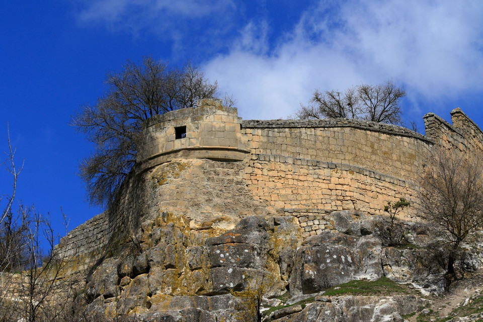 Dãy tường thành phía Đông của pháo đài được xây dựng vào khoảng thế kỷ 14. (Ảnh: Trần Hiếu/TTXVN)