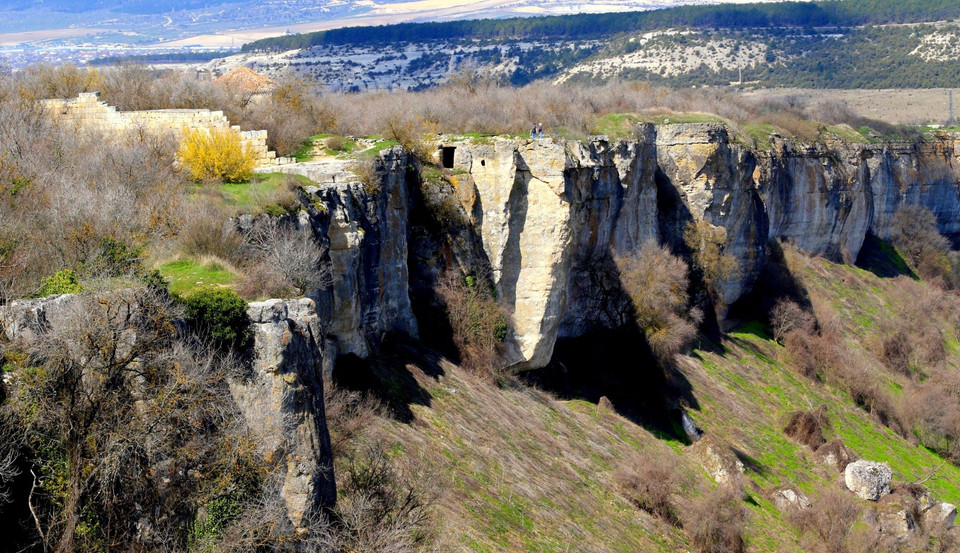 Ba mặt của pháo đài là các vách núi dựng đứng, tạo thế phòng thủ tự nhiên, bất khả xâm phạm. (Ảnh: Trần Hiếu/TTXVN)