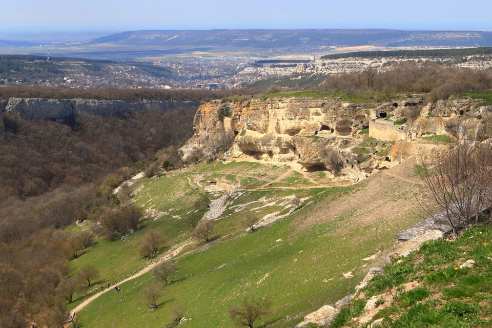 Con đường độc đạo kết nối pháo đài cổ Chufut-Kale với trung tâm thị trấn Bakhchisarai cách đó khoảng 3km. (Ảnh: Trần Hiếu/TTXVN)