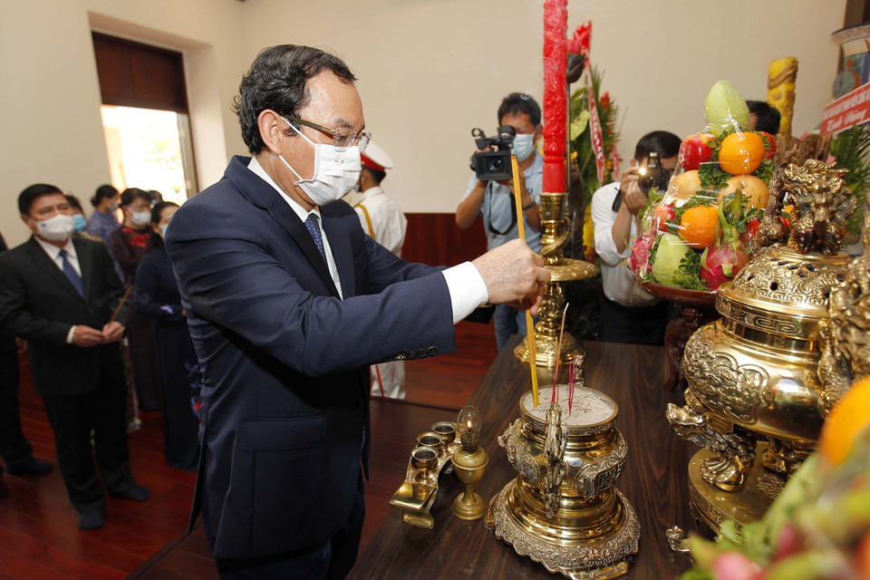 Bí thư Thành ủy Thành phố Hồ Chí Minh Nguyễn Văn Nên dâng hương Chủ tịch Hồ Chí Minh tại Bảo tàng Hồ Chí Minh (Chi nhánh Thành phố Hồ Chí Minh). (Ảnh: Thanh Vũ/TTXVN)