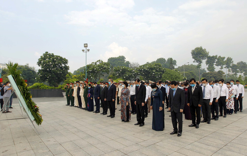 Đoàn đại biểu dành một phút mặc niệm tưởng nhớ các Mẹ Việt Nam Anh hùng, các Anh hùng liệt sỹ tại Nghĩa trang Liệt sỹ thành phố (Đồi không tên, thành phố Thủ Đức). (Ảnh: Thanh Vũ/TTXVN)