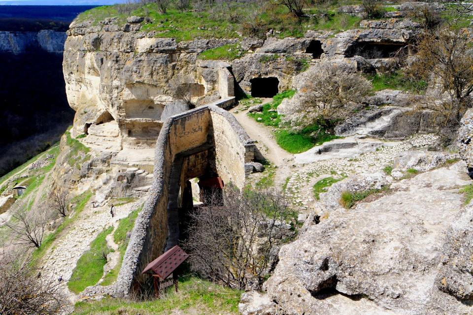 Pháo đài cổ Chufut-Kale được xây dựng trên núi Burunchak, bao quanh bởi những vách đá dựng đứng và hệ thống hang động chiến đấu nhiều tầng lớp. (Ảnh: Trần Hiếu/TTXVN)