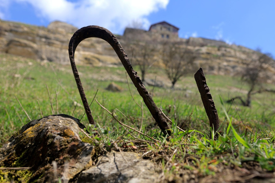 Mặt phía Nam của pháo đài là sườn núi thoải dốc, dễ tiếp cận, nhưng được bố trí nhiều cạm bẫy chống xâm nhập. (Ảnh: Trần Hiếu/TTXVN)