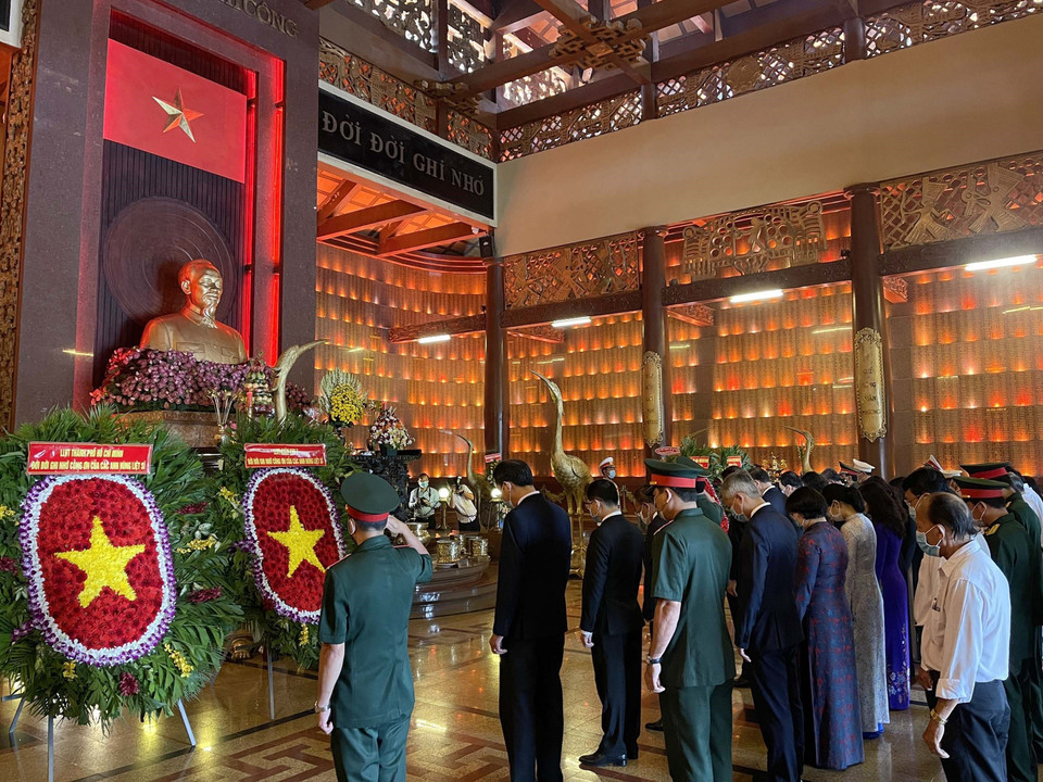 Phó Bí thư Thường trực Thành ủy Thành phố Hồ Chí Minh Trần Lưu Quang cùng các đại biểu dành một phút mặc niệm tưởng nhớ các Mẹ Việt Nam Anh hùng, các Anh hùng liệt sỹ tại Đền Tưởng niệm Liệt sĩ Bến Dược. (Ảnh: Thanh Vũ/TTXVN)