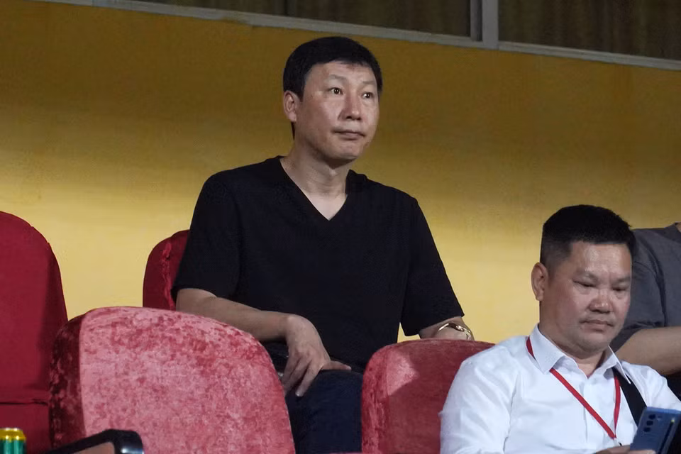 Huấn luyện viên trưởng Đội tuyển Việt Nam, ông Kim Sang-sik có mặt trên khán đài sân Hàng Đẫy để theo dõi phong độ của các cầu thủ. (Ảnh: Việt Anh/Vietnam+)