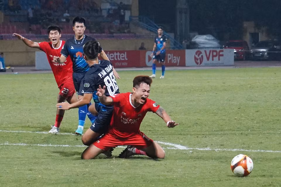 Tiền vệ Đức Chiến ngã trong vòng cấm nhưng trọng tài không cho rằng cầu thủ của Thể Công-Viettel bị phạm lỗi. (Ảnh: Việt Anh/Vietnam+)