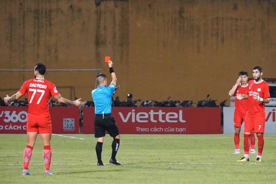 Bất lợi đến với đội chủ nhà ngay ở phút thứ 10 khi ngoại binh Jaha (số 7) nhận thẻ đỏ sau hành vi chơi xấu với đối phương. (Ảnh: Việt Anh/Vietnam+)