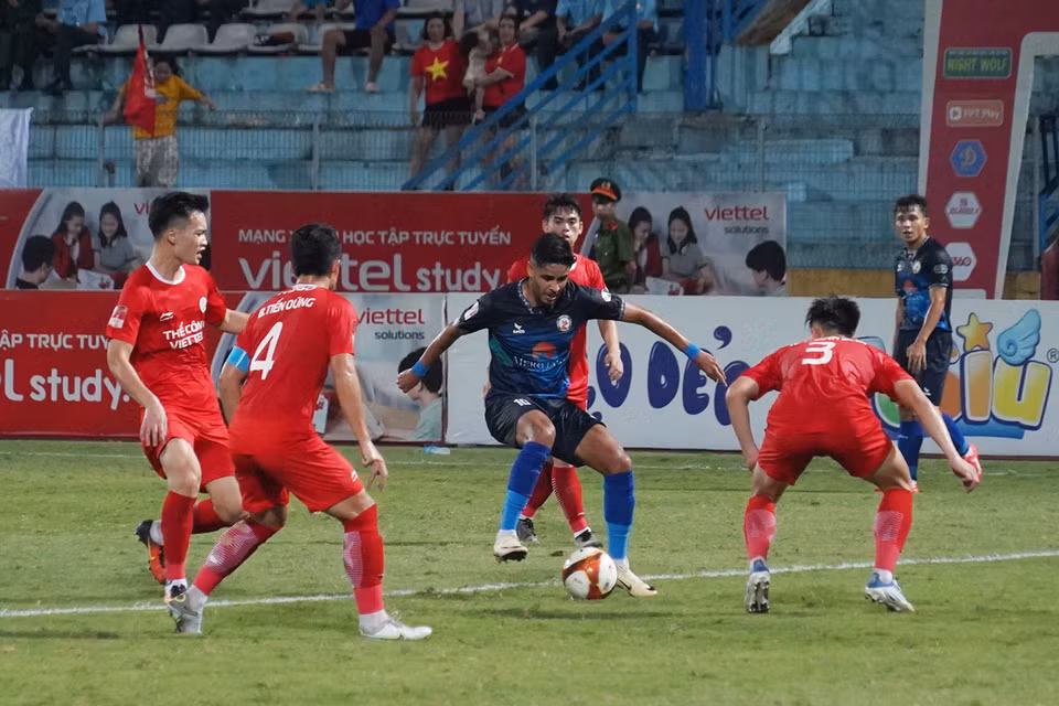 Ngoại binh Leonardo Artur đơn độc trong vòng vây của các cầu thủ Thể Công-Viettel. (Ảnh: Việt Anh/Vietnam+)
