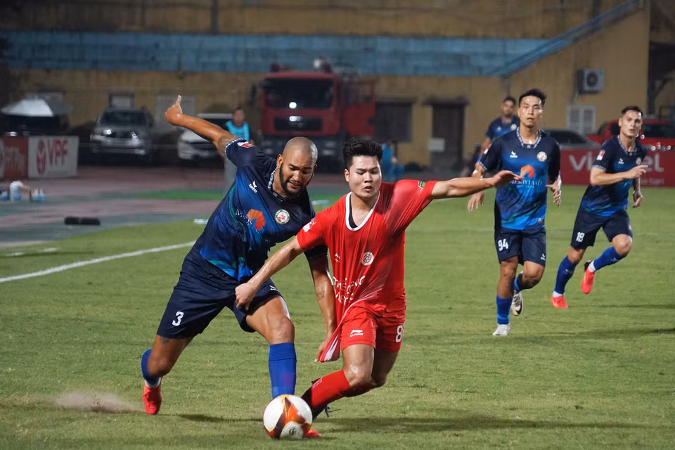 Tình huống kéo áo của trung vệ Marlon Almeida (trái) với hậu vệ Trương Tiến Anh. (Ảnh: Việt Anh/Vietnam+)