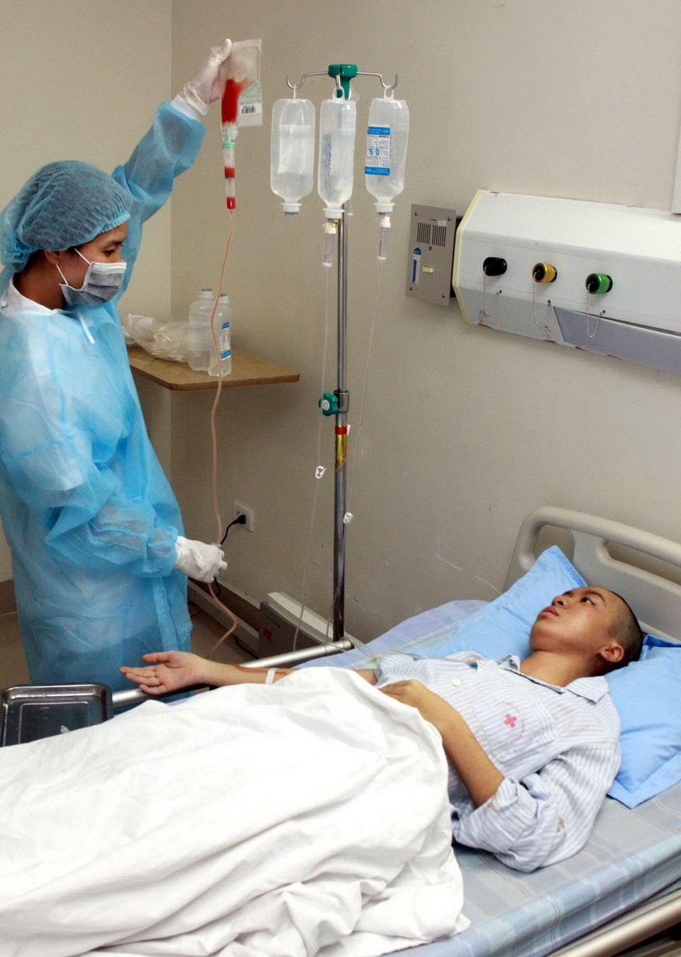 Việc ghép tế bào gốc điều trị cho các bệnh nhân mắc bệnh về máu được thực hiện tại Trung tâm Tế bào gốc Viện Huyết học-Truyền máu Trung ương. (Ảnh: Dương Ngọc/TTXVN)