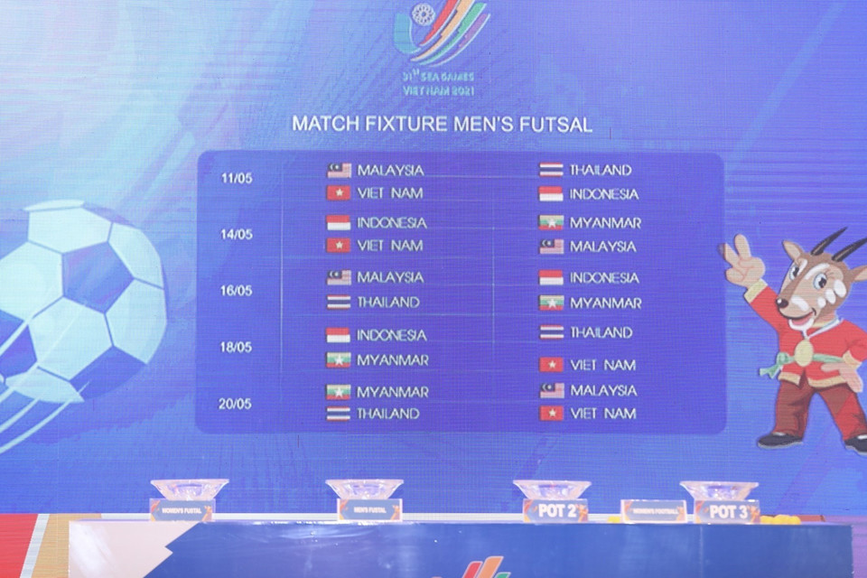 Cựu tiền đạo Đỗ Thị Ngọc Châm hỗ trợ bốc thăm bóng đá nữ. (Ảnh: Minh Quyết /TTXVN)