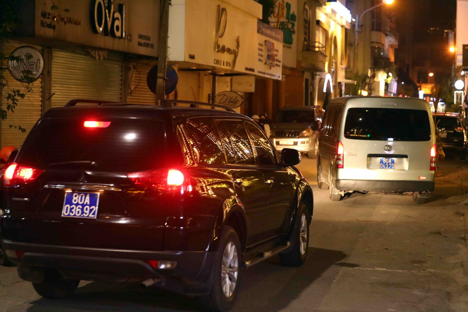 Lực lượng cảnh sát điều tra có mặt vào trụ sở Tân Hoàng Minh tại phố Quang Trung, phường Trần Hưng Đạo, quận Hoàn Kiếm, Hà Nội. (Ảnh: Phạm Kiên/TTXVN)