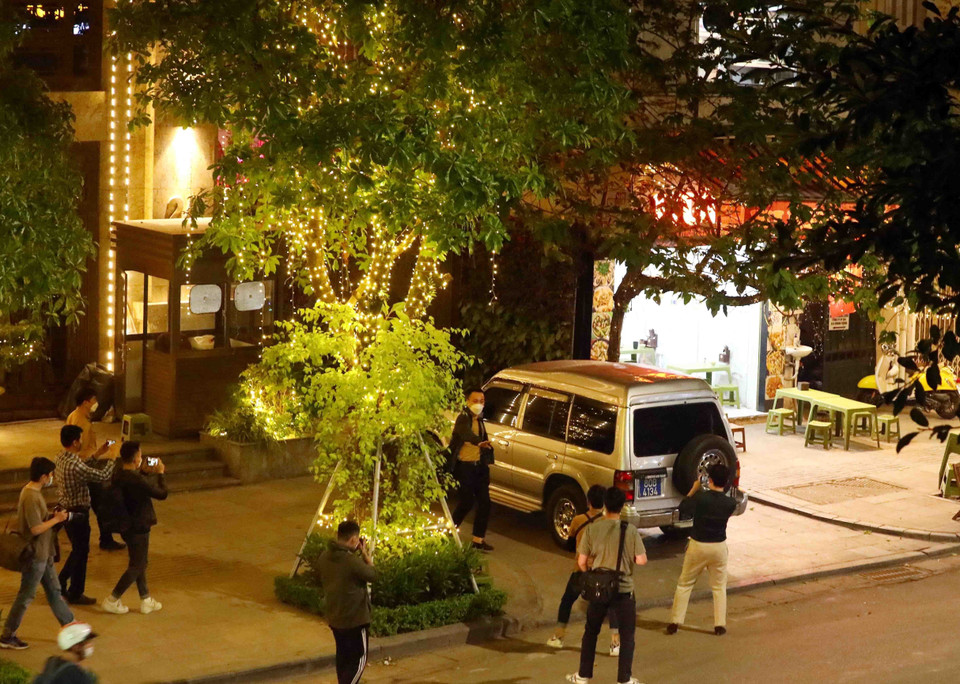 Khoảng 19h25, xe của lực lượng chức năng có mặt vào trụ sở Tân Hoàng Minh tại phố Quang Trung, phường Trần Hưng Đạo, quận Hoàn Kiếm, Hà Nội. (Ảnh: Phạm Kiên/TTXVN))