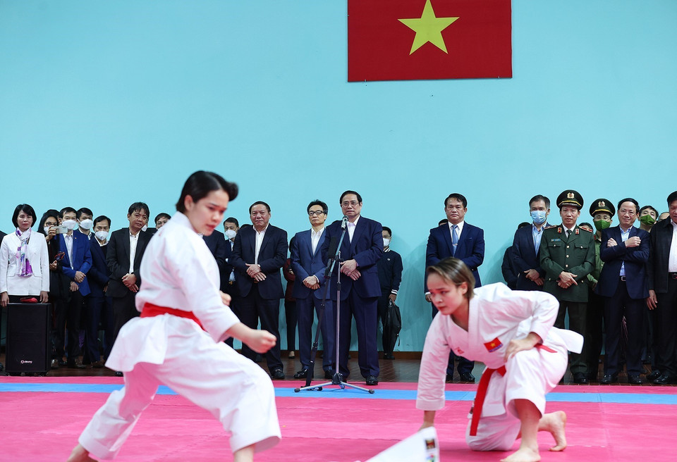 Thủ tướng Phạm Minh Chính kiểm tra công tác luyện tập tại Trung tâm Huấn luyện thể thao quốc gia. (Ảnh: Dương Giang/TTXVN)