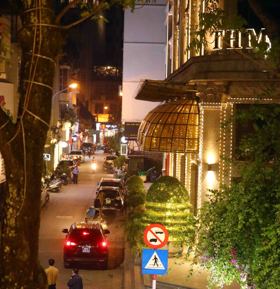 Khoảng 19h25, xe của lực lượng chức năng có mặt vào trụ sở Tân Hoàng Minh tại phố Quang Trung, phường Trần Hưng Đạo, quận Hoàn Kiếm, Hà Nội. Ảnh: Phạm Kiên - TTXVN