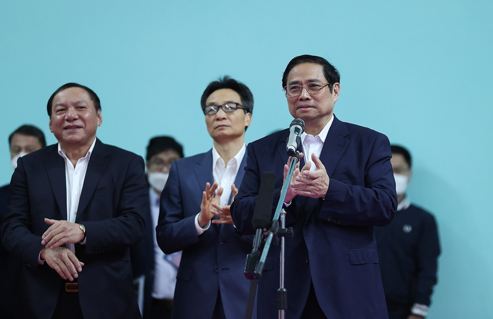 Thủ tướng Phạm Minh Chính động viên các huấn luyện viên và vận động viên đang tập luyện chuẩn bị tại Trung tâm Huấn luyện thể thao quốc gia. (Ảnh: Dương Giang/TTXVN)