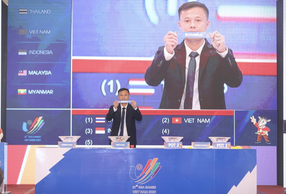 Tiền vệ Phạm Thành Lương bốc thăm môn bóng đá nam.(Ảnh: Minh Quyết /TTXVN)