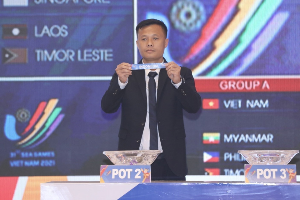 Tiền vệ Phạm Thành Lương bốc thăm môn bóng đá nam.(Ảnh: Minh Quyết /TTXVN)