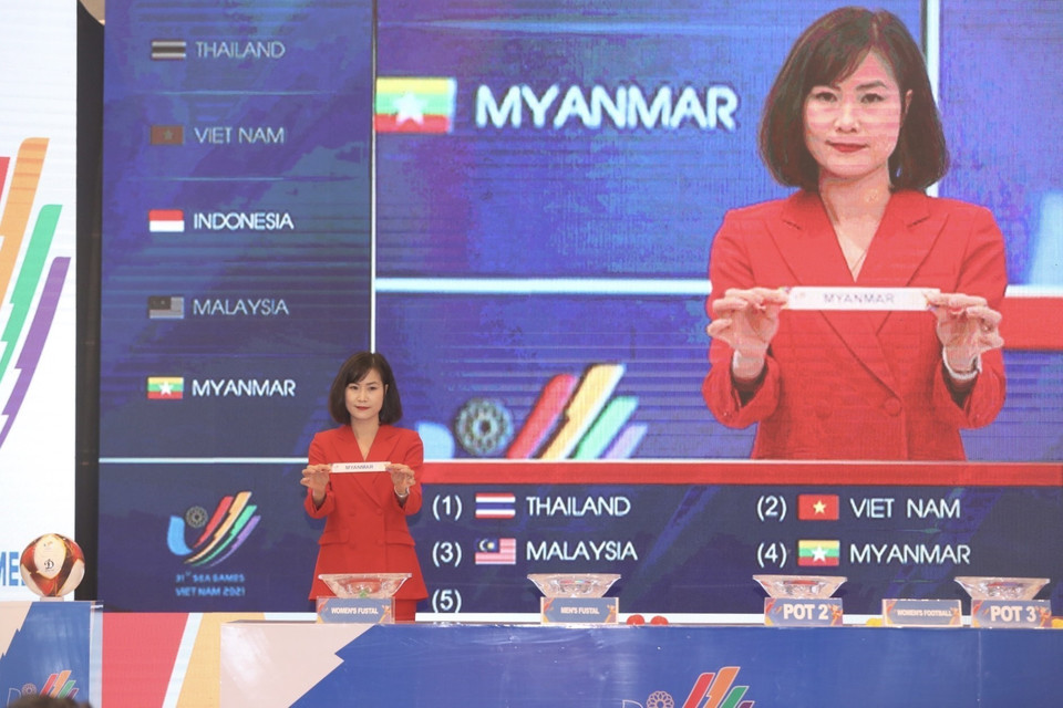 Cựu tiền đạo Đỗ Thị Ngọc Châm hỗ trợ bốc thăm bóng đá nữ. (Ảnh: Minh Quyết /TTXVN)