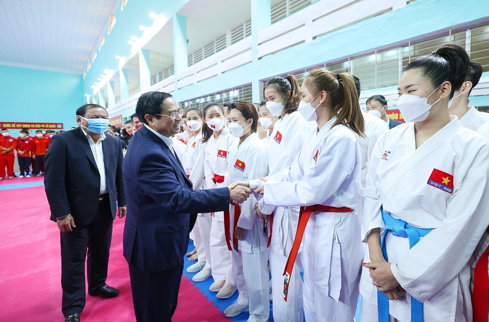 Thủ tướng Phạm Minh Chính động viên các huấn luyện viên và vận động viên đang tập luyện chuẩn bị tại Trung tâm Huấn luyện thể thao quốc gia.(Ảnh: Dương Giang/TTXVN)