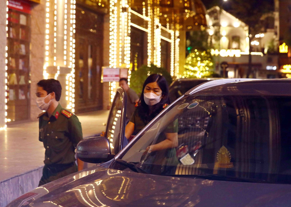 Lực lượng cảnh sát điều tra vào trụ sở Tân Hoàng Minh tại phố Quang Trung, phường Trần Hưng Đạo, quận Hoàn Kiếm, Hà Nội. (Ảnh: Phạm Kiên/TTXVN)