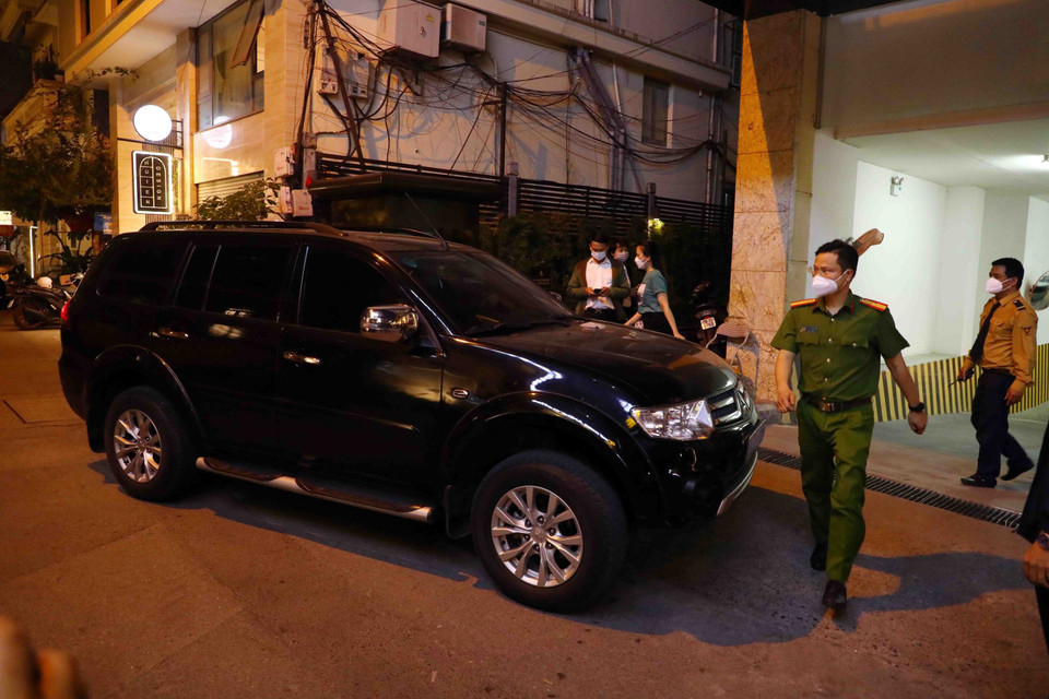 Lực lượng cảnh sát điều tra tới trụ sở Tân Hoàng Minh tại phố Quang Trung, phường Trần Hưng Đạo, quận Hoàn Kiếm, Hà Nội. (Ảnh: Phạm Kiên/TTXVN)