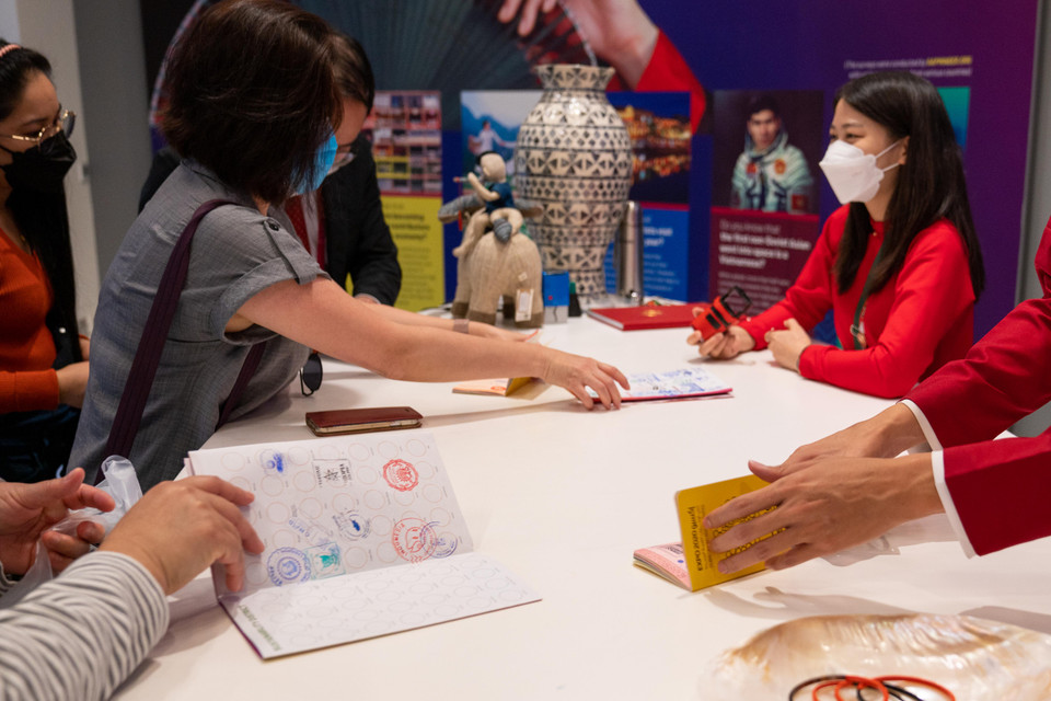 Khách thăm quan nhà triển lãm Việt Nam. Nhà Triển lãm Việt Nam thông qua ngôn ngữ triển lãm kết hợp với ứng dụng khoa học công nghệ hiện đại, đặt mục tiêu giới thiệu với bạn bè quốc tế các giá trị tinh hoa truyền thống và thành tựu đổi mới sáng tạo của quốc gia. (Nguồn: Vietnam+)