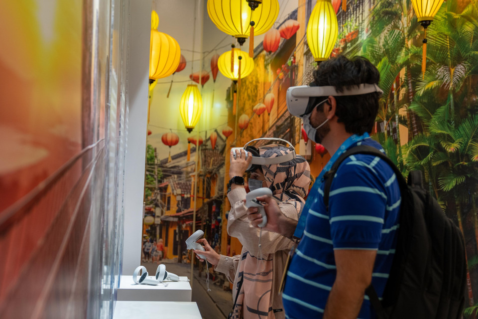 Khách thăm quan trải nghiệm kính 3D.(Nguồn: Vietnam+)