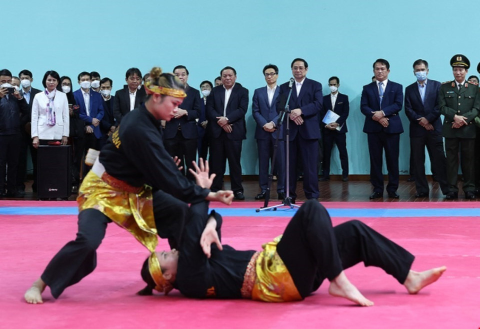 Thủ tướng Phạm Minh Chính động viên các huấn luyện viên và vận động viên đang tập luyện chuẩn bị tại Trung tâm Huấn luyện thể thao quốc gia.(Ảnh: Dương Giang/TTXVN)