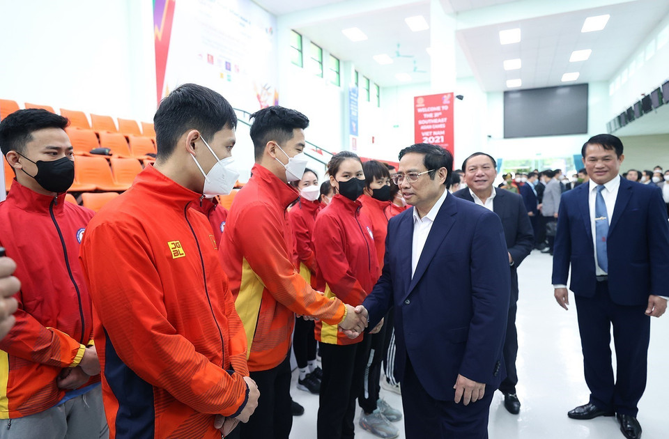 Thủ tướng Phạm Minh Chính kiểm tra công tác tập luyện môn bắn súng tại Trung tâm Huấn luyện thể thao quốc gia. (Ảnh: Dương Giang/TTXVN)