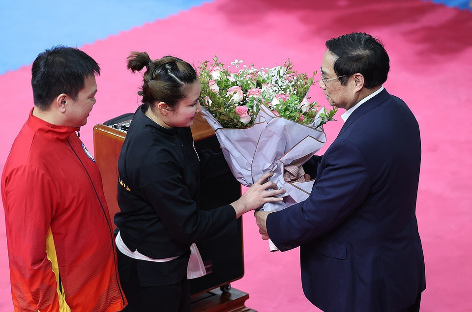 Thủ tướng Phạm Minh Chính thăm hỏi, động viên các huấn luyện viên và vận động viên đang tập luyện chuẩn bị tại Trung tâm Huấn luyện thể thao quốc gia. (Ảnh: Dương Giang/TTXVN)