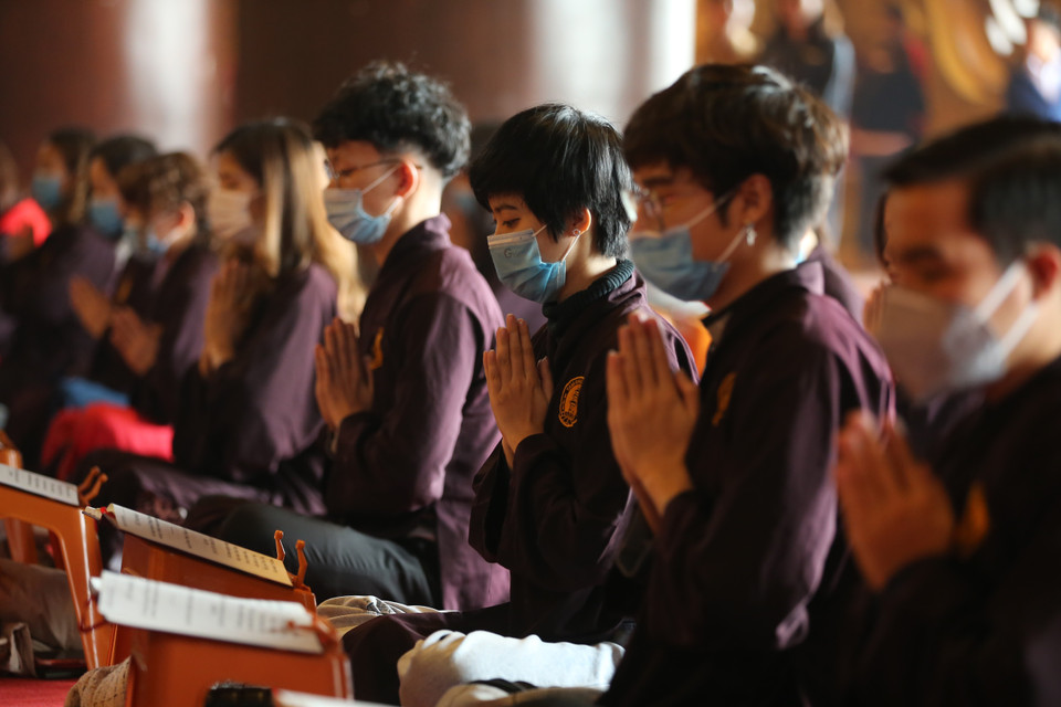 Cùng cầu nguyện an lành cho tất cả được bình an vượt qua đại dịch COVID-19. (Ảnh: Xuân Mai/Vietnam+)