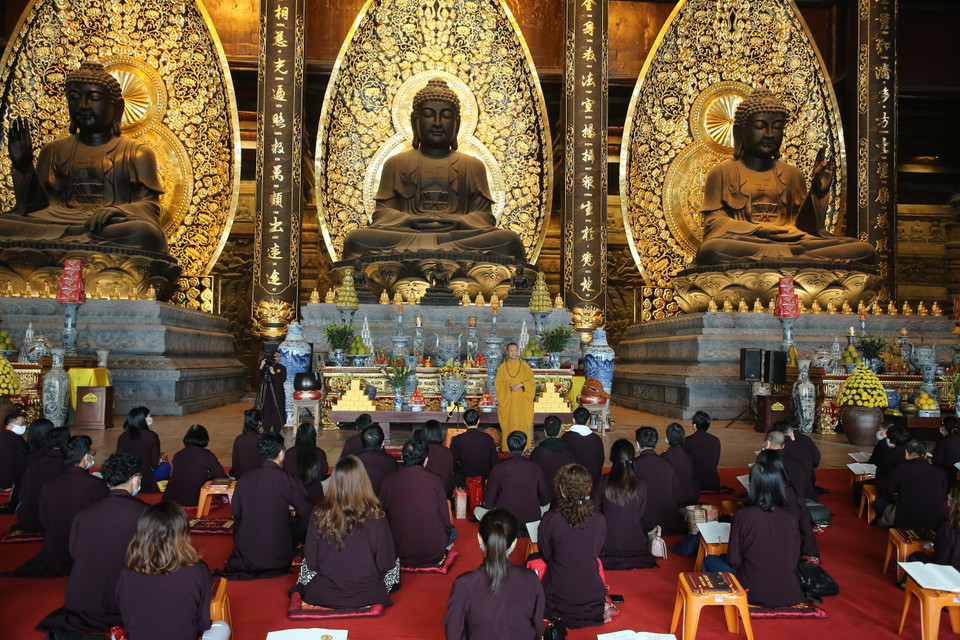 Điện Tam Thế là tòa lớn nhất trong quần thể chùa Tam Chúc. Bước qua hàng cửa gỗ chạm lộng tinh xảo, phía trước là ba pho Tam Thế đại diện cho quá khứ, hiện tại và vị lai. Trên các bức tường của điện Tam Thế là những bức phù điêu về cõi Niết Bàn. (Ảnh: Xuân Mai/Vietnam+)