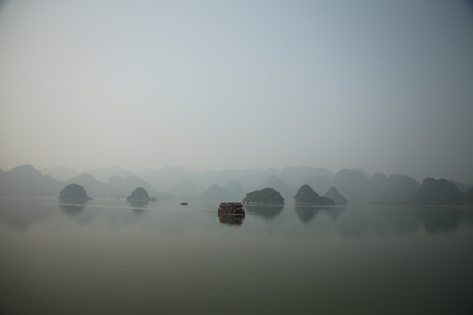 Phong cảnh thiên nhiên hữu tình và mờ ảo trong sương sớm trên hồ Lục Nhạc khiến nơi đây được ví như Hạ Long thu nhỏ của Hà Nam. (Ảnh: Xuân Mai/Vietnam+)