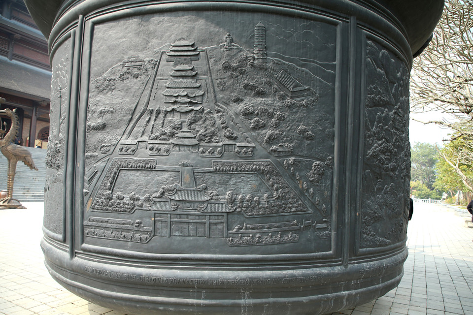 Theo thượng tọa Thích Minh Quang, Phó Chánh văn phòng Trung ương hội Phật giáo Việt Nam: 'Quốc sư Nguyễn Minh Không thời Lý (1066-1141) đi theo men theo núi từ Ninh Bình đến Mỹ Đức (Hà Nội) tìm cây thuốc cứu dân độ thế. Ngài đi đến đâu thấy có hang động đẹp thì lại xây chùa bái Phật. Ngày nay, Giáo hội Phật giáo Việt Nam cùng doanh nghiệp Xuân Trường đã xây dựng tuyến du lịch tâm linh Con đường Phật giáo dài hơn 100km bằng việc kết nối 3 quần thể di tích và danh lam thắng cảnh chùa Hương, chùa Tam Chúc, chùa Bái Đính theo con đường hành hương của Quốc sư Nguyễn Minh Không.' Dưới thời Lý, Quốc sư Nguyễn Minh Không đã về Hà Nam mở rộng chùa Tam Chúc và hành đạo cứu người. (Ảnh: Xuân Mai/Vietnam+)