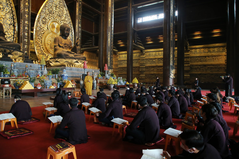 Các du khách và Phật tử được tham gia buổi lễ cầu an cùng Phó Trụ trì chùa Tam Chúc, Thượng tọa Thích Minh Quang. (Ảnh: Xuân Mai/Vietnam+)